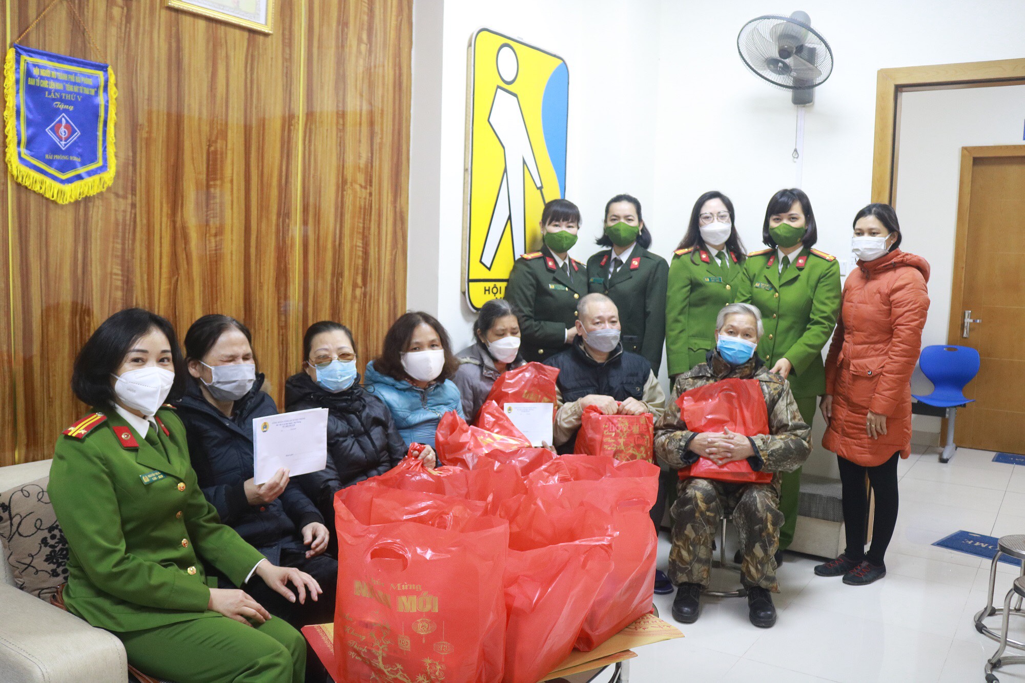 Công đoàn Công an thành phố: Trao quà Tết tặng Hội Người mù quận Lê Chân